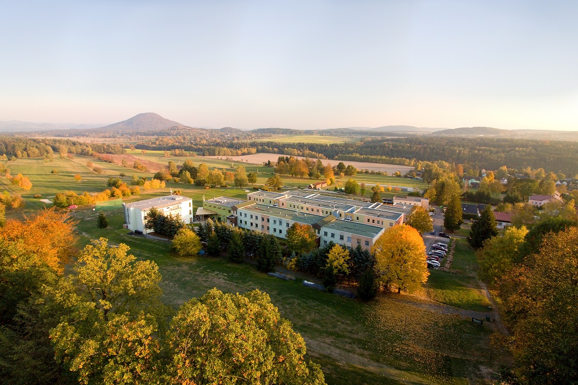 klubovna a č&aacute;st hři&scaron;tě