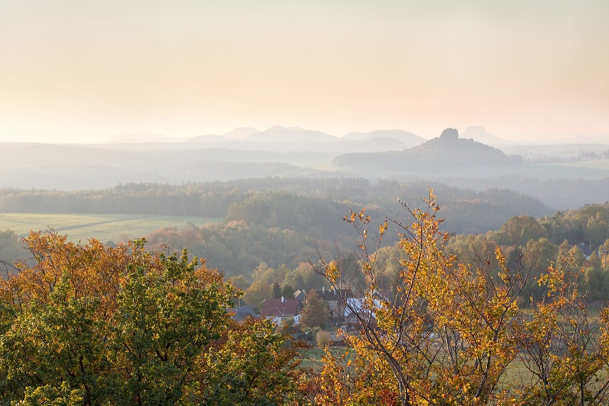 pohled od hři&scaron;tě na sever